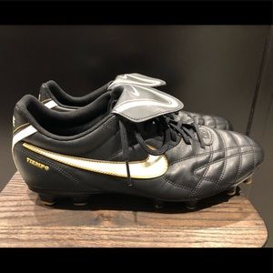 Soccer shoes